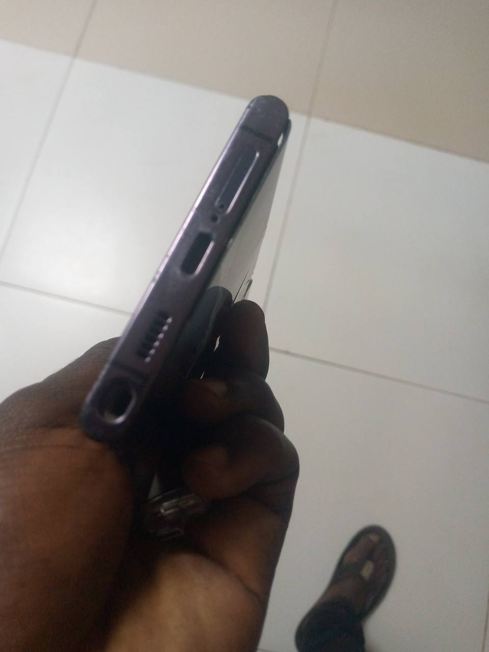 A picture of S22 Ultra with a dead mother board .selling as it