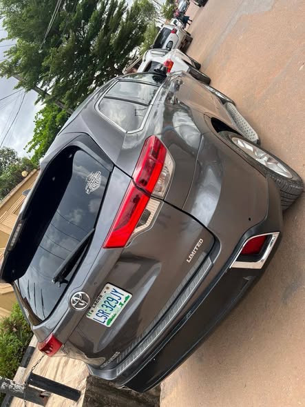 A picture of Pure toks standard 2017 Toyota Highlander