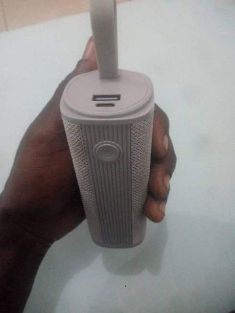 A picture of Nauza infinix spika ipovizur in a power bank unachaji simu