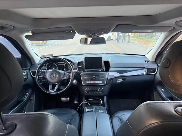 A picture of Mercedes Benz GLE400