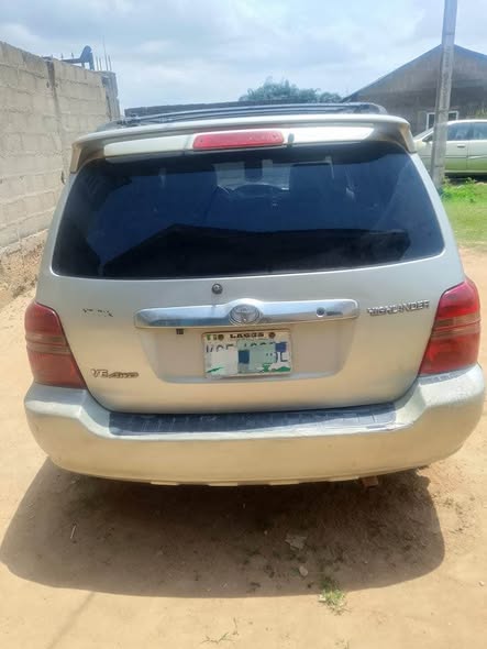 A picture of 2004 Highlander car was packed for a while owner deside