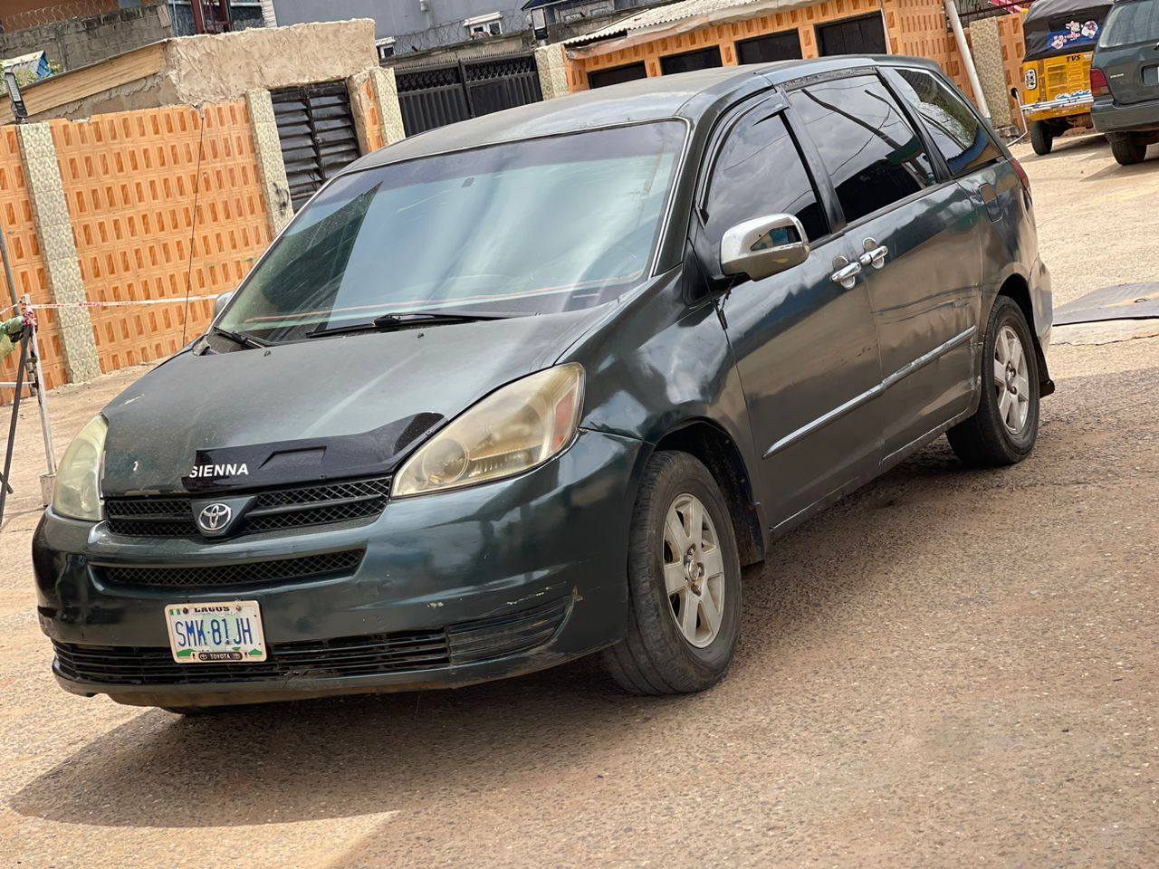 A picture of Toyota Sienna 05