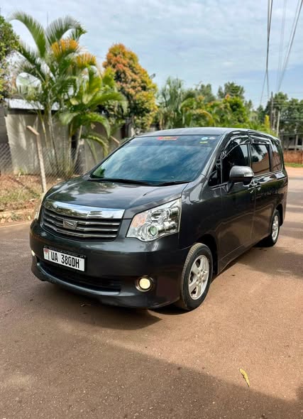 A picture of Toyota noah