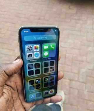 A picture of Iphone x it has face id no cracks everything works