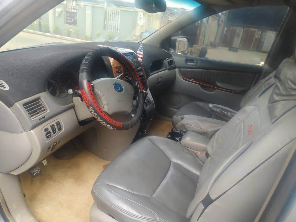 A picture of Awoof Toyota sienna 2005