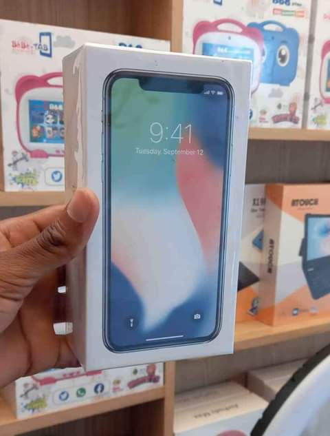 A picture of Iphone used and full box
