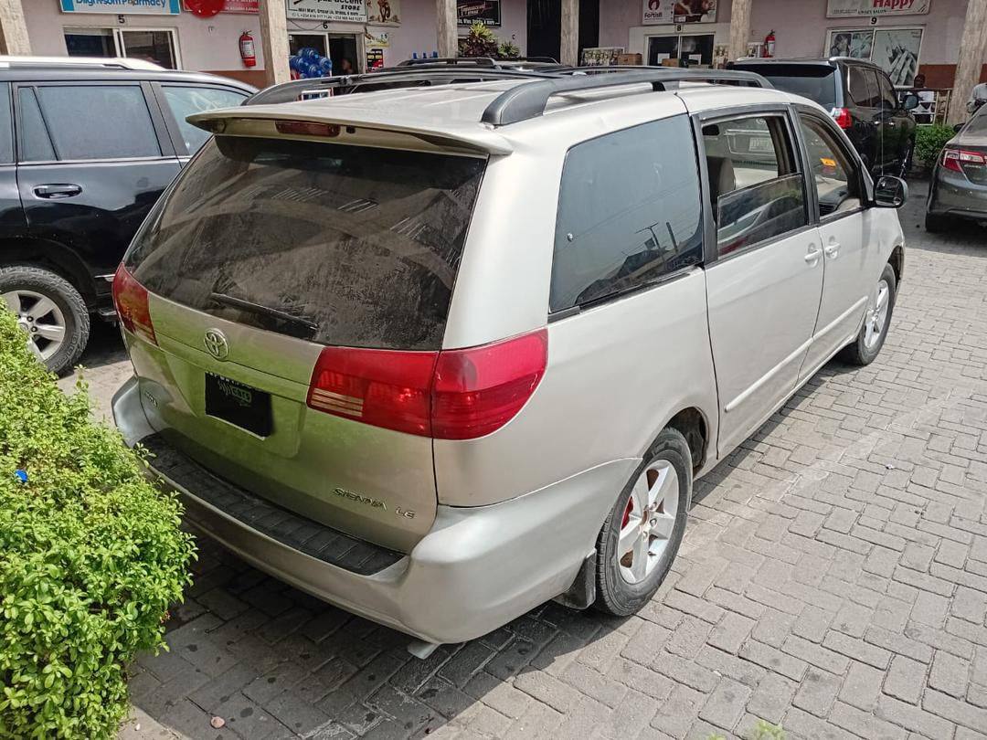 A picture of Toyota Sienna 2006 model