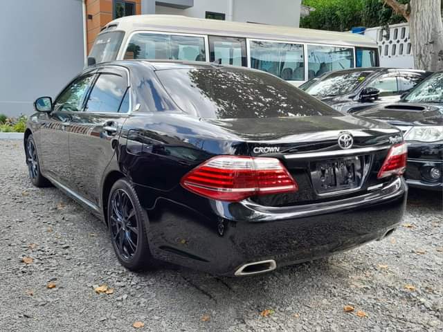 A picture of TOYOTA ROYAL CROWN