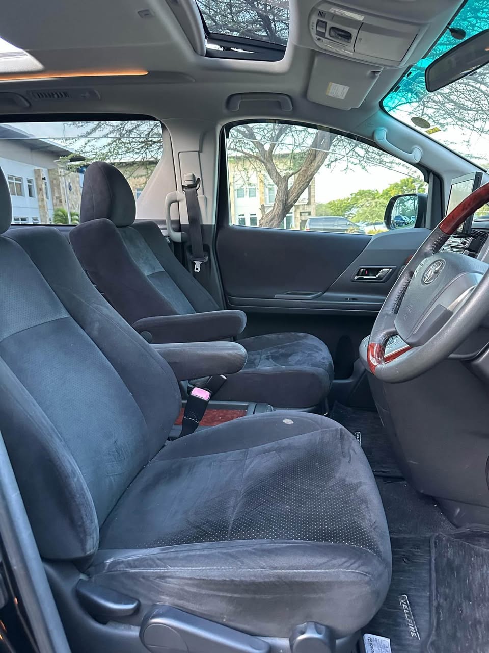 A picture of VELLFIRE ONSALE 0713580888