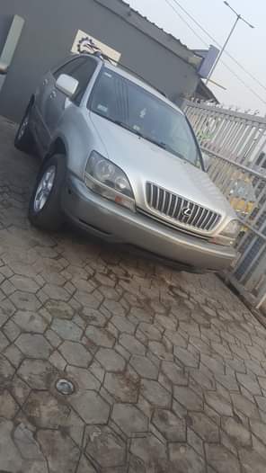 A picture of Lexus RX300 2000 used work fine and clear series buyer
