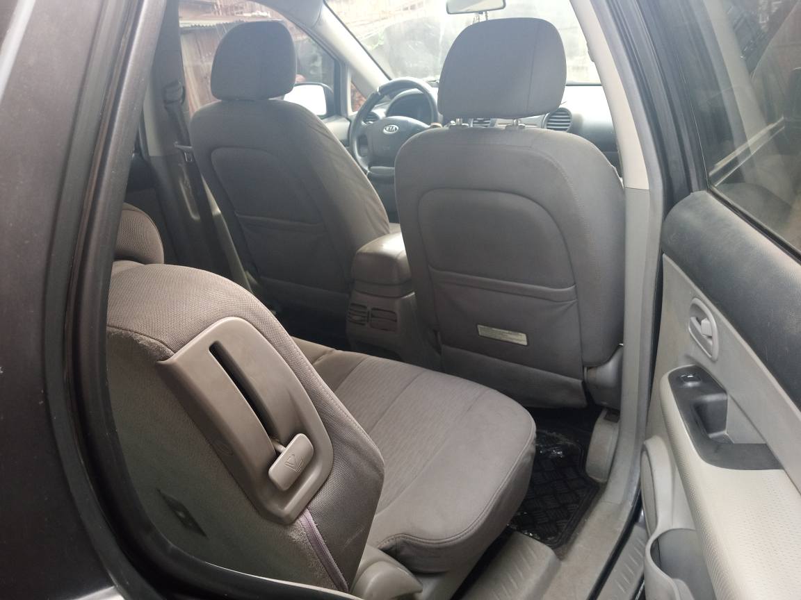 A picture of KIA RONDO 2007