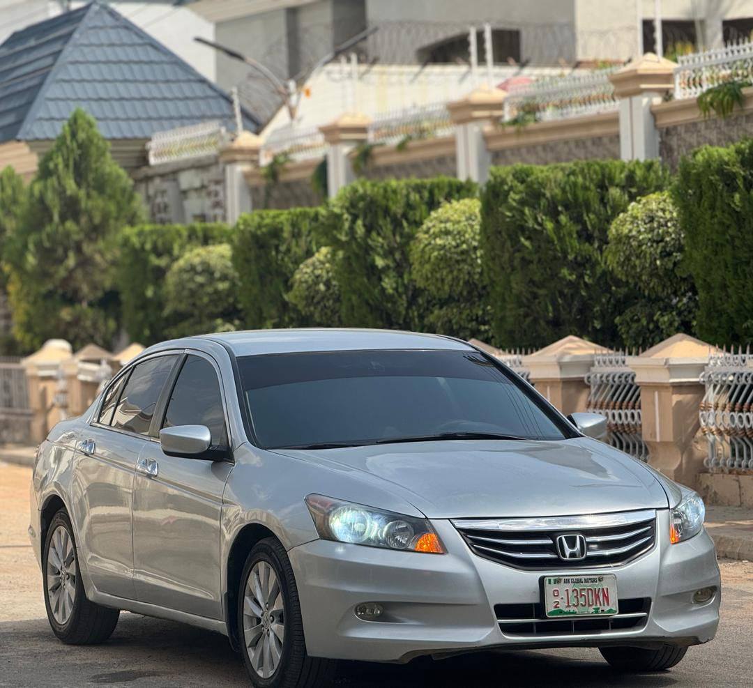 A picture of Honda Accord 2012