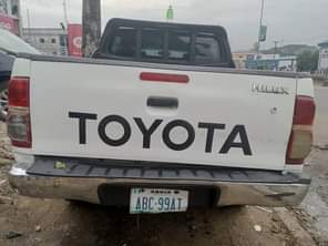 A picture of 2010 TOYOTA HILUX model manual diesel engine with auxiliary gear.