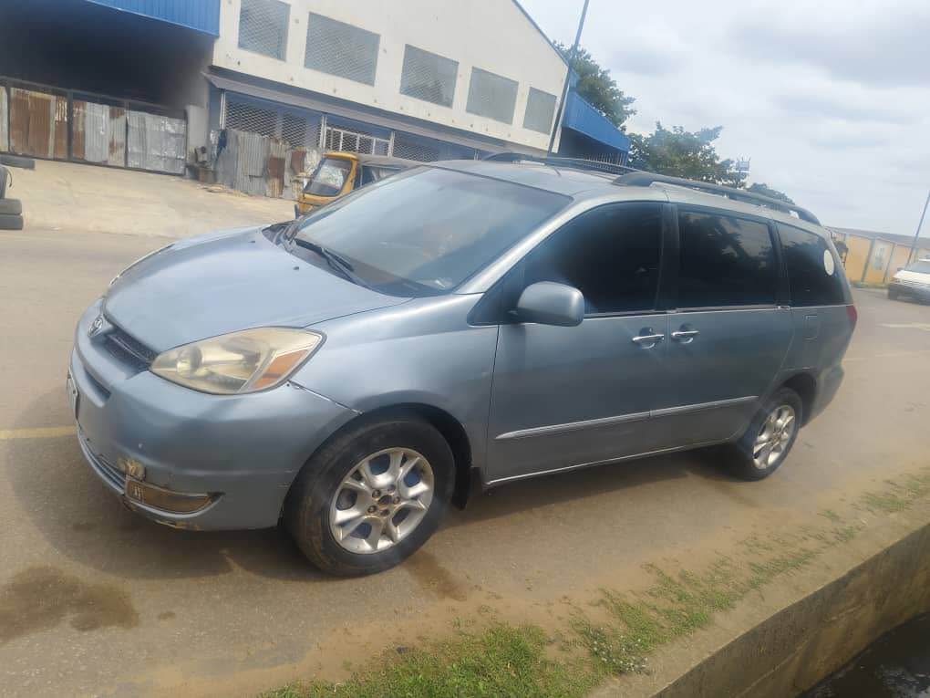A picture of Awoof Toyota sienna 2005
