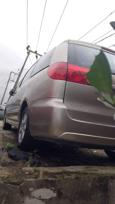 A picture of Toyota Sienna 2006