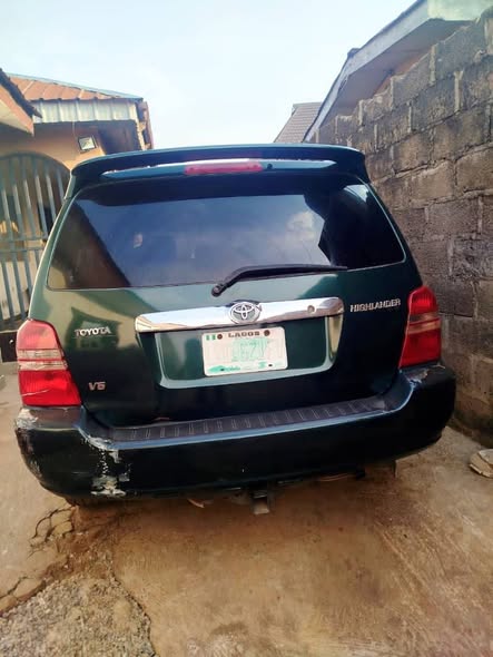 A picture of 04 Toyota Highlander