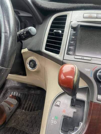 A picture of 2012 Toyota Venva Full option