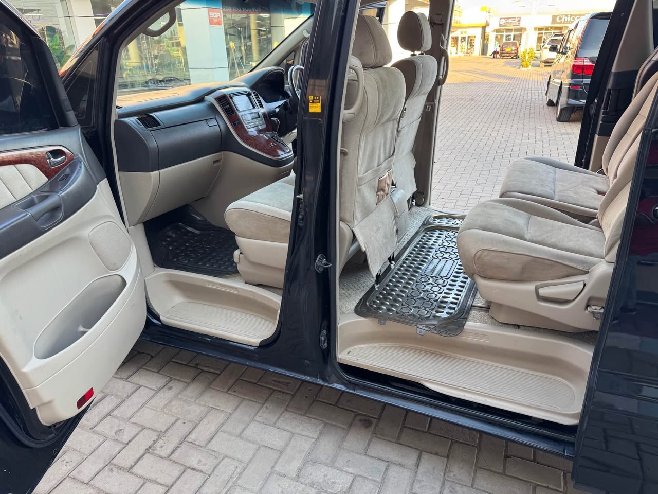A picture of Alphard 2004