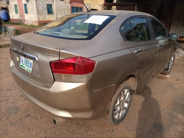 A picture of Honda city 2010 for 2 5m dealer market settlement 100k