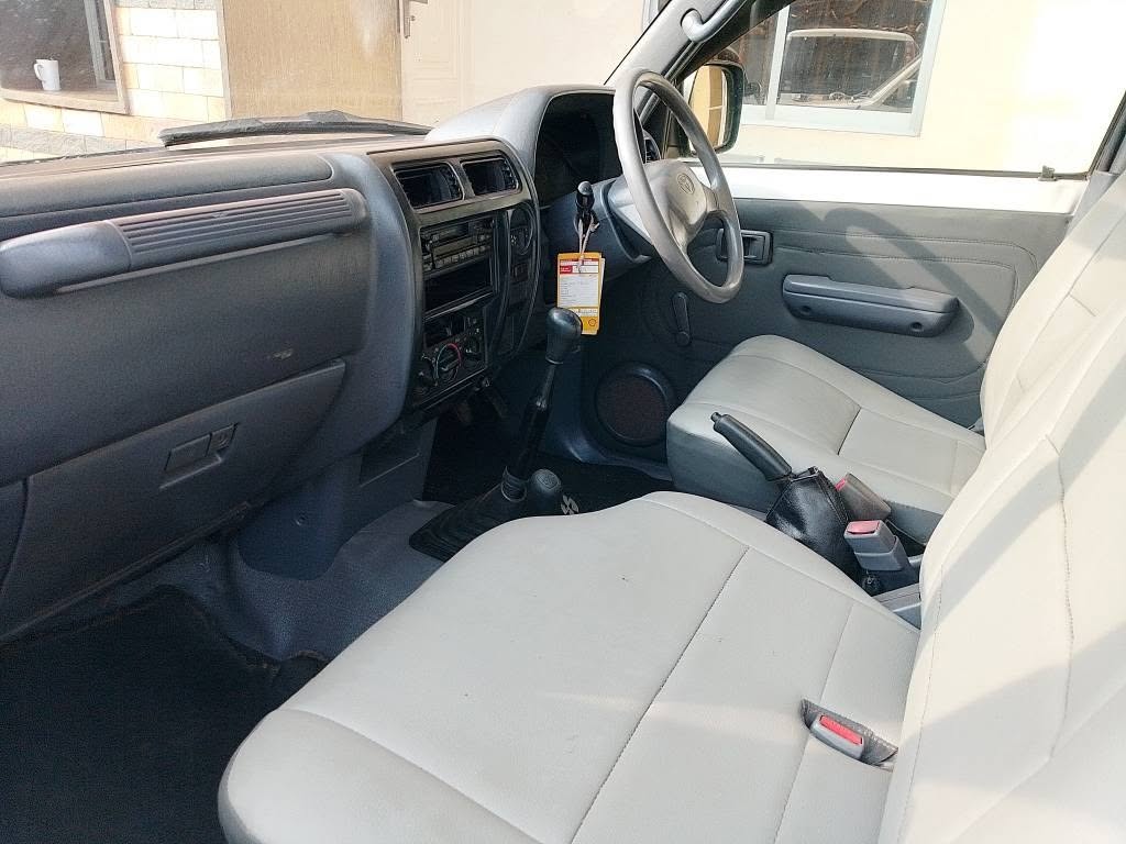 A picture of Prado 1995 model diesel 35 millions manual TELL 0786 92