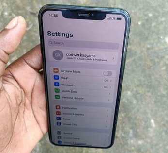 A picture of Iphone 11 pro max 256gb LITTLE CRACKED TZS 645 000
