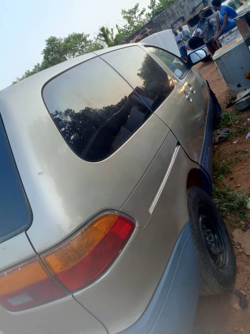 A picture of Toyota sienna 2000