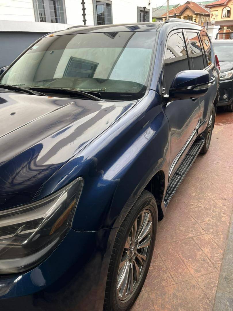 A picture of GX460 2015