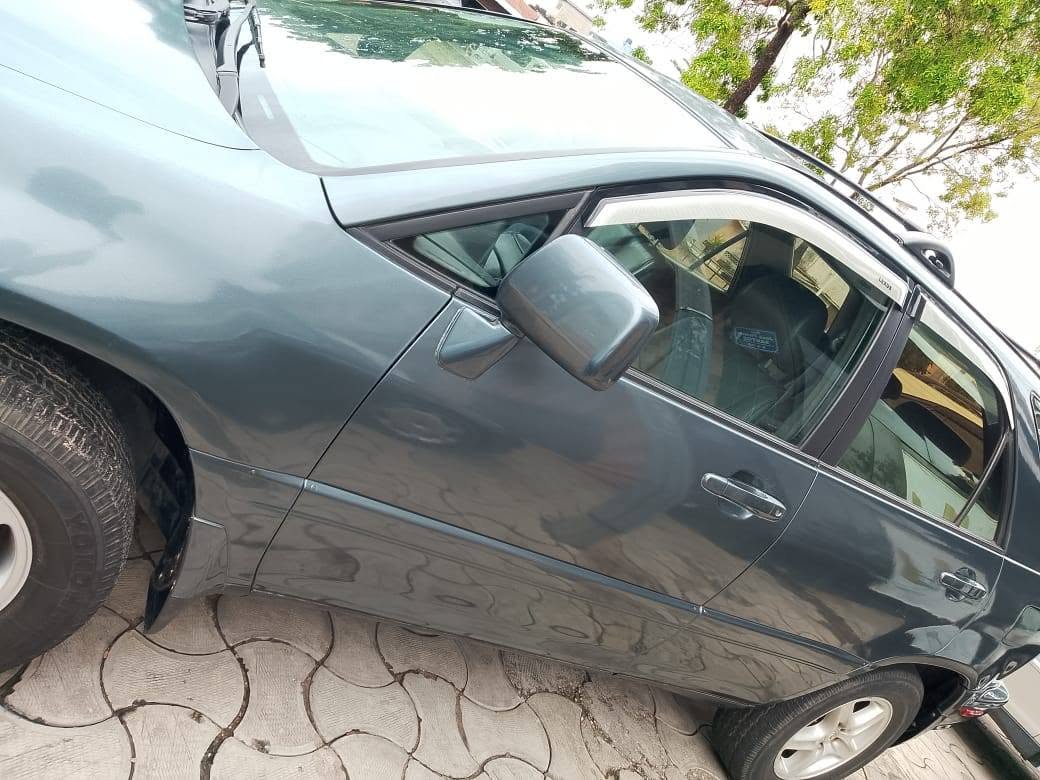 A picture of Lexus 300