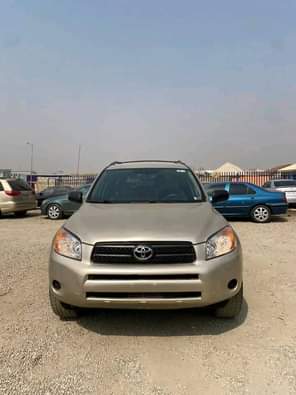 A picture of Brand TOYOTA Model RAV4 Year 2008 COLOUR GOLD Transmission Automatic