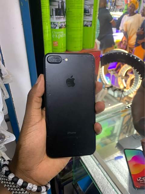 A picture of iPhone 7 Plus 128gb at 330k 