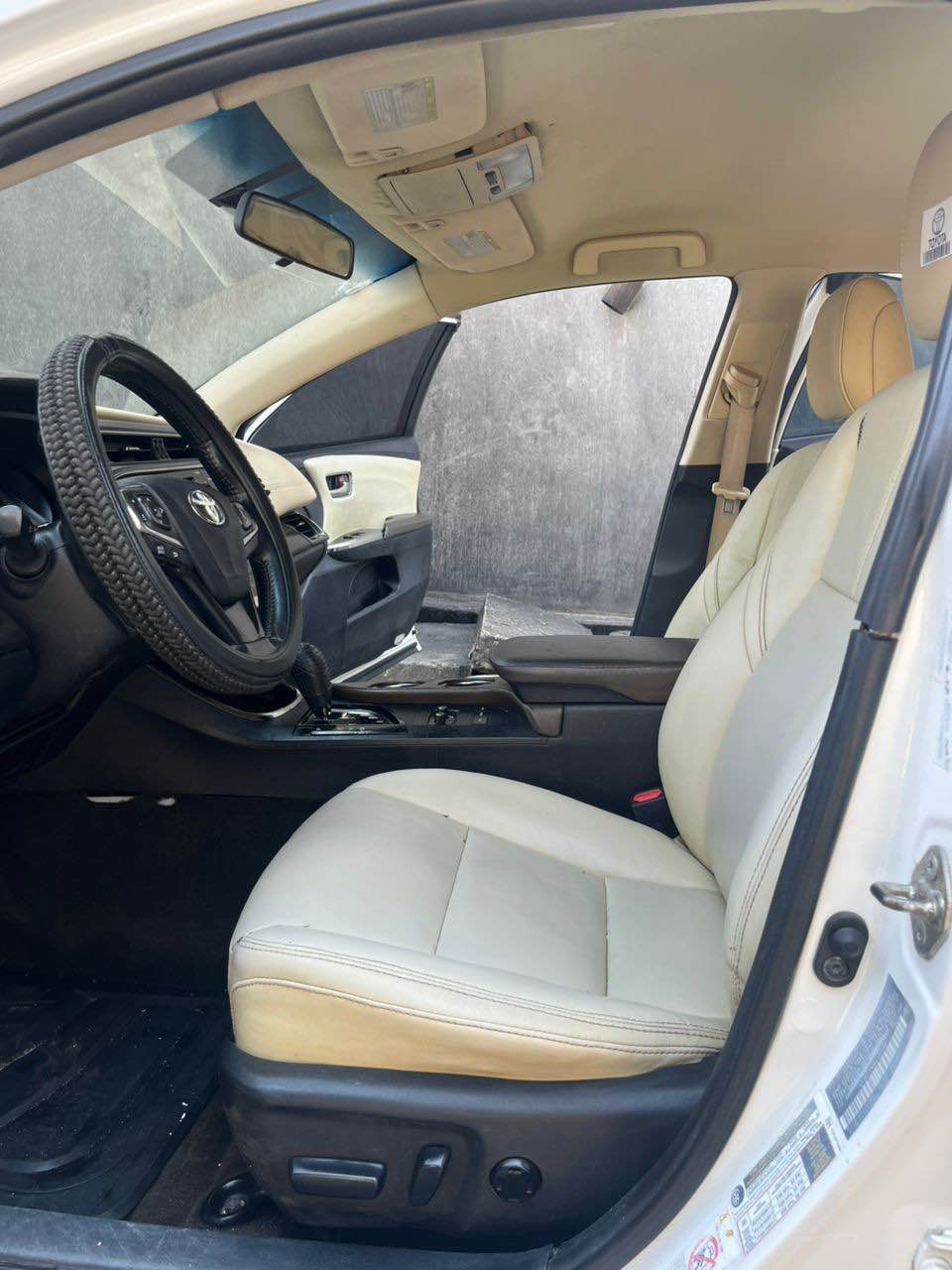 A picture of Toyota Avalon 2016