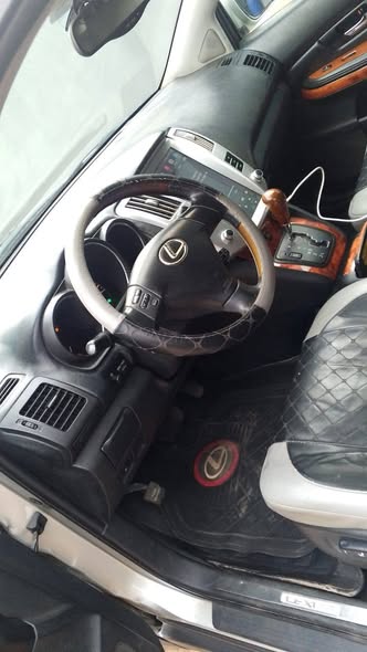 A picture of Lexus RX 330