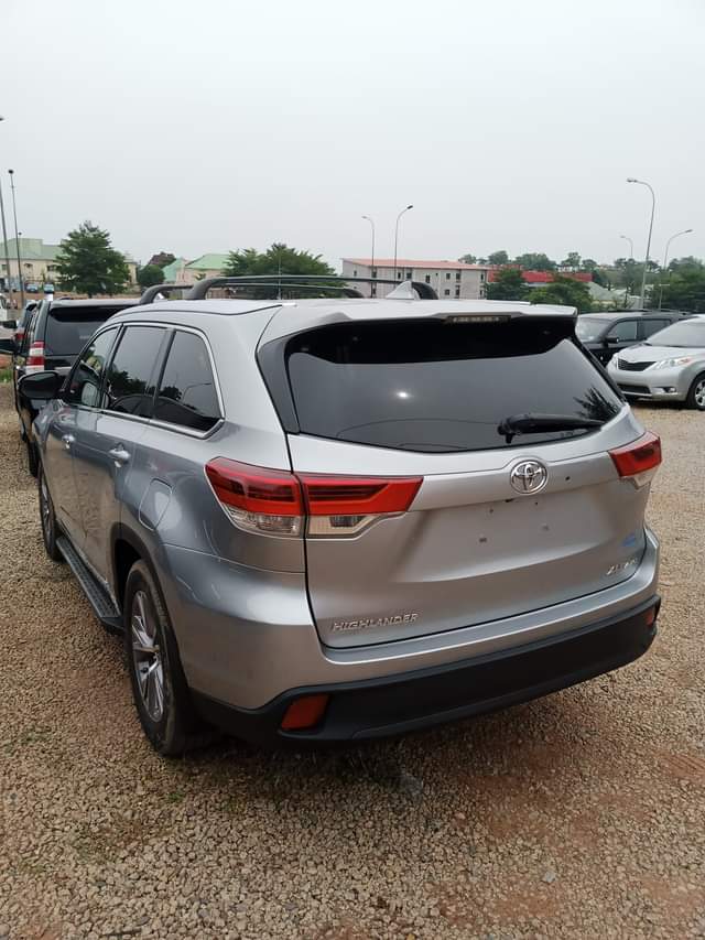 A picture of TOYOTA HIGHLANDER