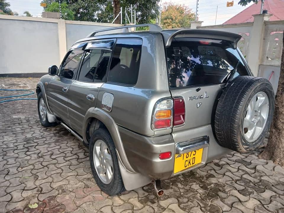 A picture of Toyota rav 4 old on sale 0768718127