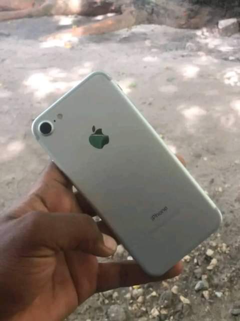 A picture of Iphone 7 Plain