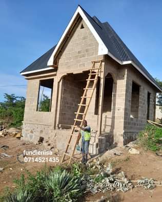 A picture of site mkuyuni mwanza kuanzia msingi hadi hapa siku 12 tumetumia