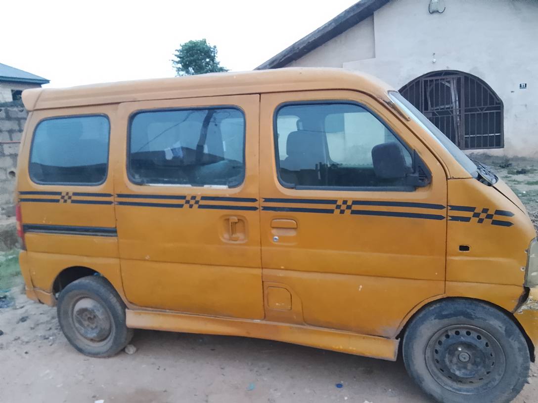A picture of Suzuki mini bus korope
