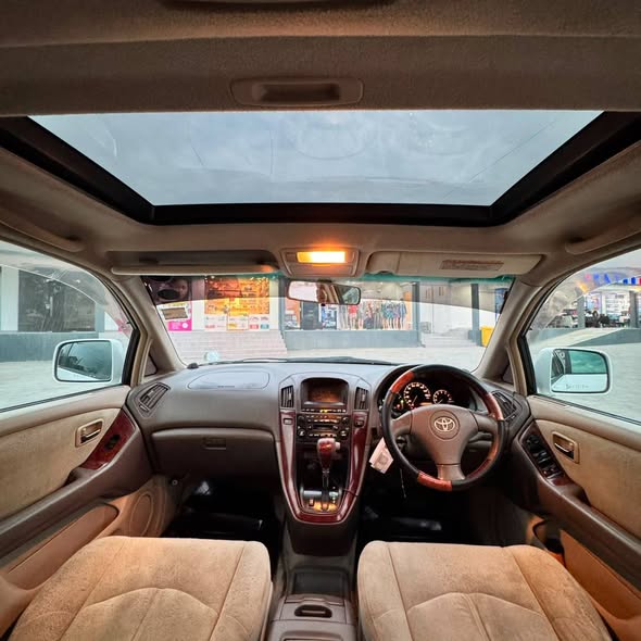 A picture of TOYOTA HARRIER 255 77757 8138