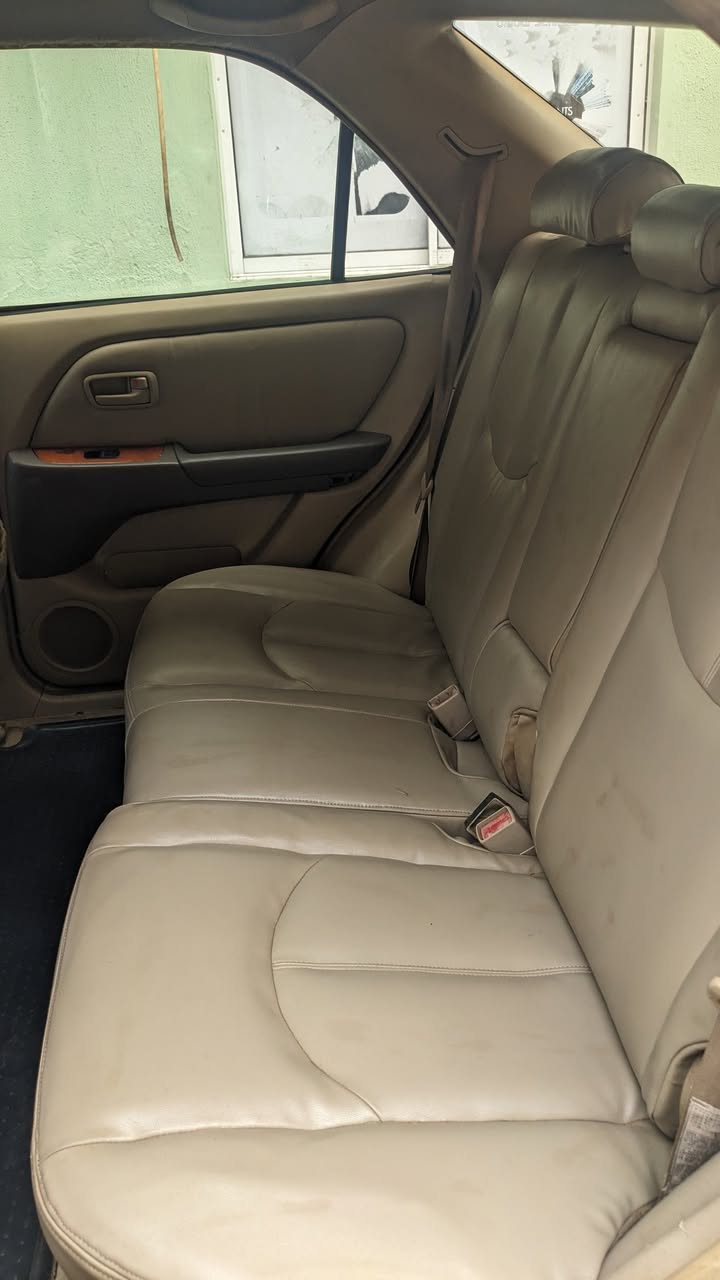 A picture of LEXUS RX 300