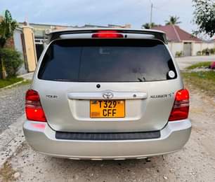 A picture of TOYOTA KLUGER FULL AC FULL DOCUMENTS BEI ...........12.7M GARI BADO