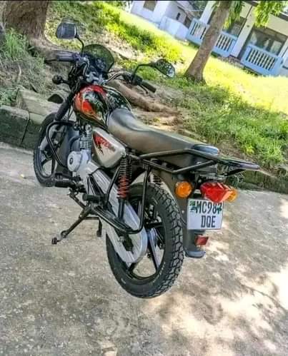 A picture of BOXER 125 FULL DOCUMENTS TZS 850 000 NIPIGIE 0761463401