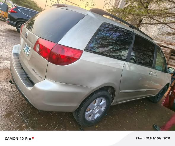 A picture of 2005 Toyota Sienna