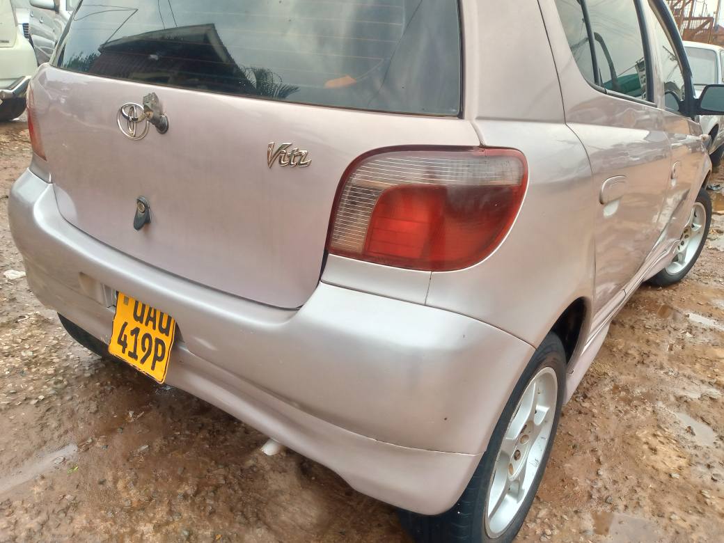 A picture of Toyota vitz model 2000 12m negotiable.call 256700951820