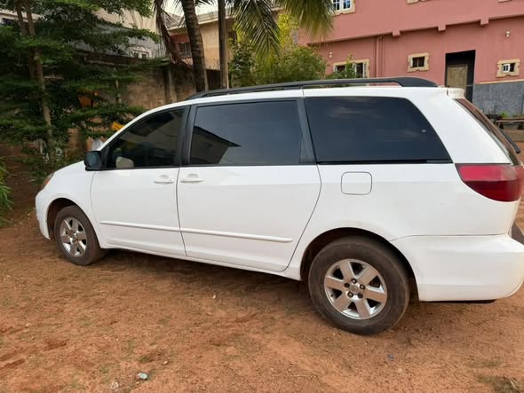 A picture of TOYOTA SIENNA