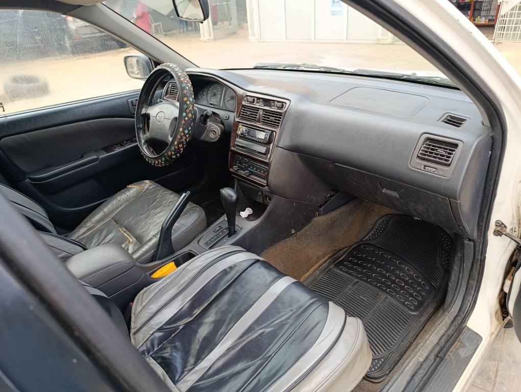 A picture of Toyota Corona 2001