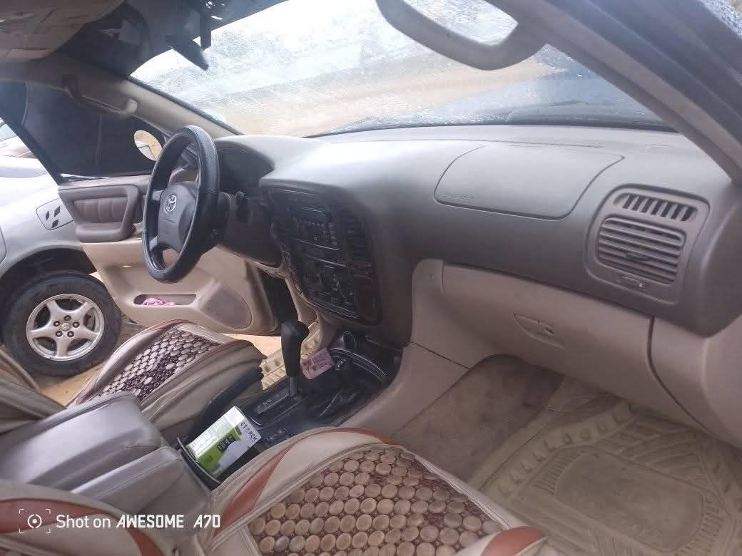 A picture of 2002 Toyota land cruiser
