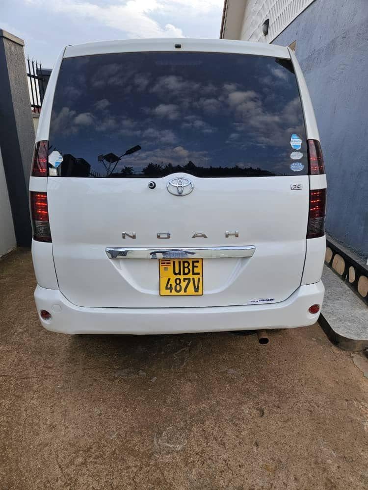 A picture of TOYOTA NOAH