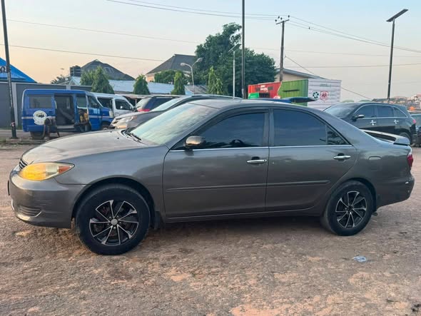A picture of TOYOTA CAMRY 06