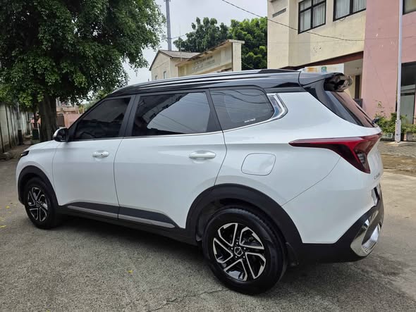 A picture of 2023 Kia all new carens at