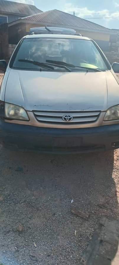 A picture of 2002 Sienna Car